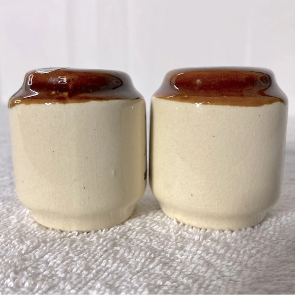 Vintage Ceramic Stoneware Tan Brown Toronto Canada Salt & Pepper Shakers - Picture 5 of 9